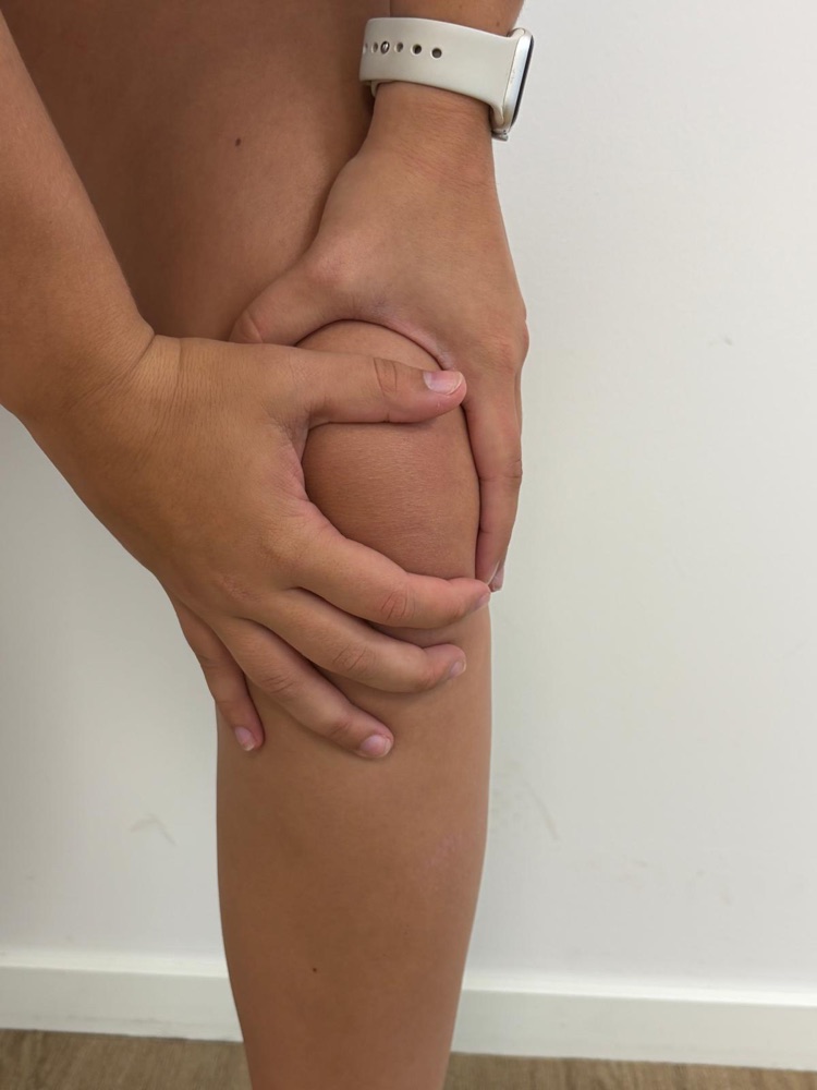Patiënt houdt haar pijnlijke knie vast